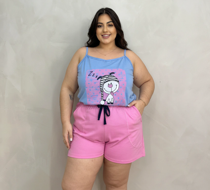 Modelo vestindo pijama confortável Plus Size